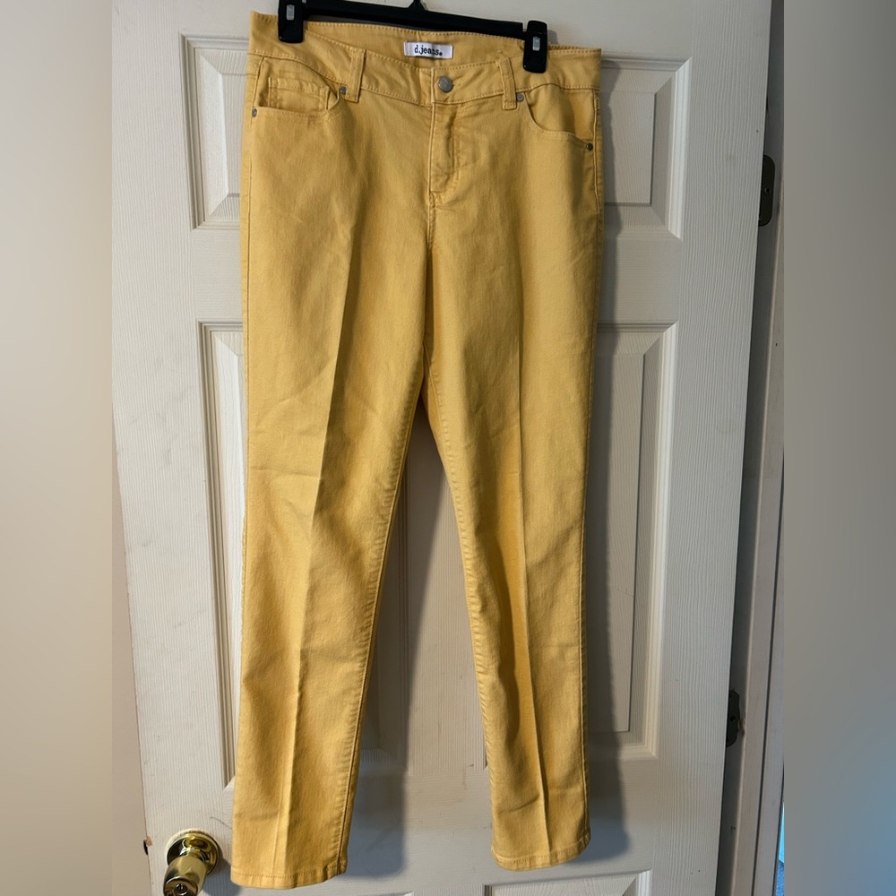 Women’s yellow d.jeans. Size 10. Straight leg. Fits between sizes 8 and 10.